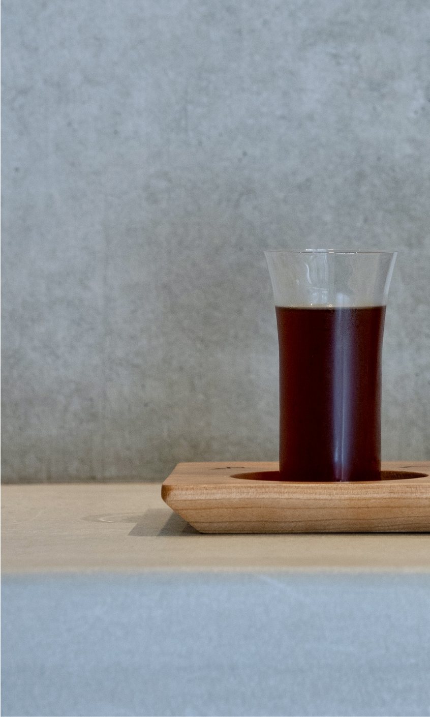 木のトレイに並ぶ二杯のうち、左のコールドブリュー