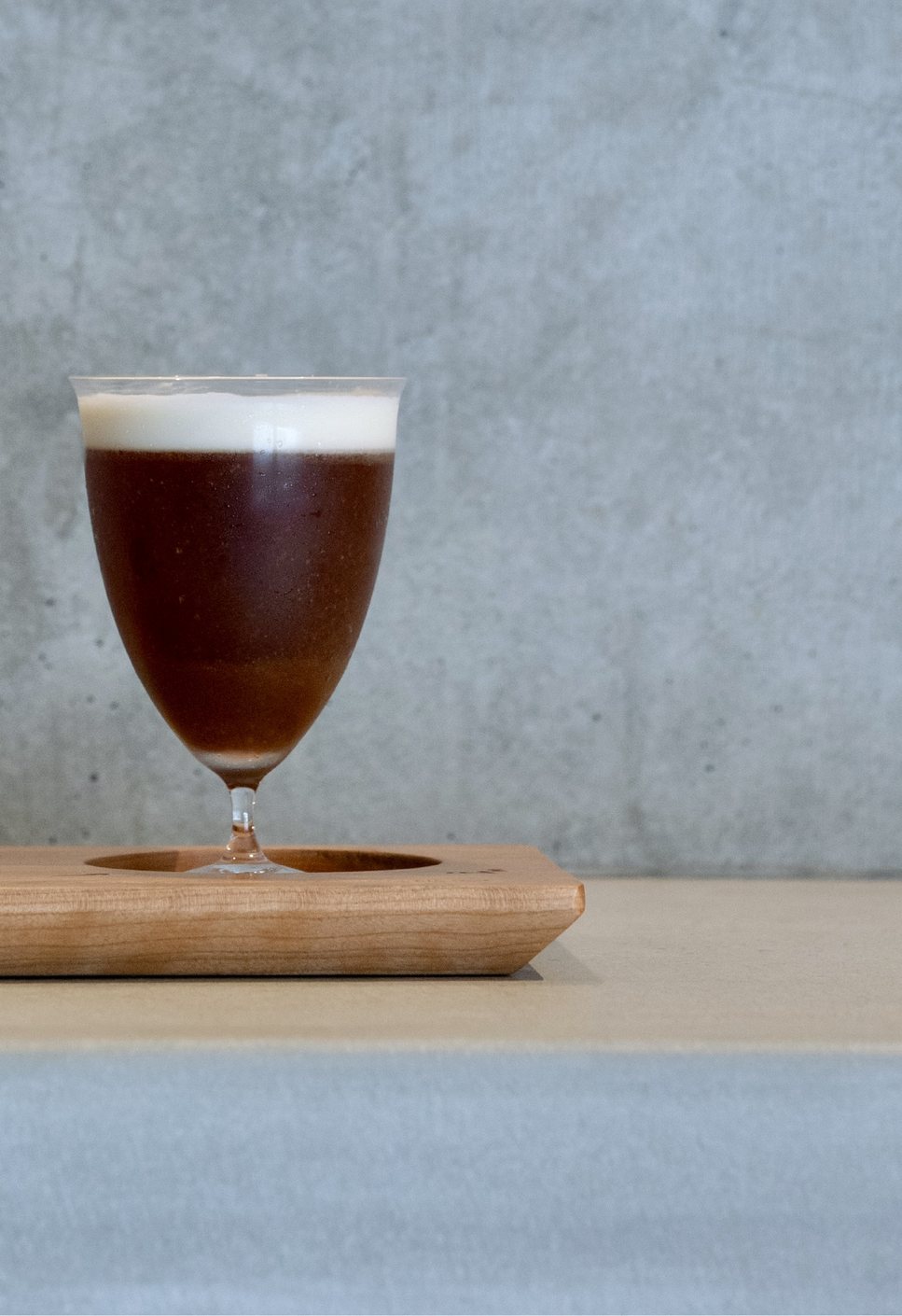 同じトレイの右、クリームフォームを重ねたシグネチャーコーヒー