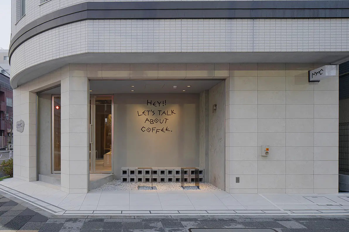 MMC 両国の店舗外観。壁面に Hey!! Let's talk about coffee. のサイン